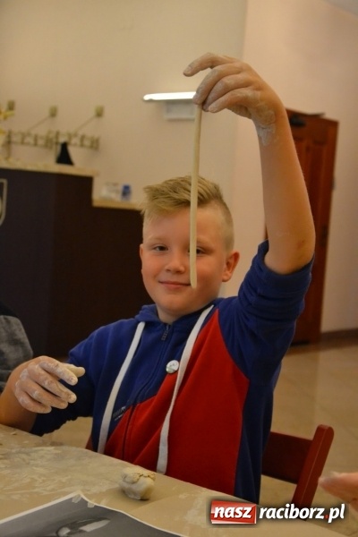 Zdjęcie w galerii na portalu naszraciborz.pl: Letnia Akcja Zamkowe Zuchy 2016 – wytwarzanie ozdób w glinie wiadomości z regionu