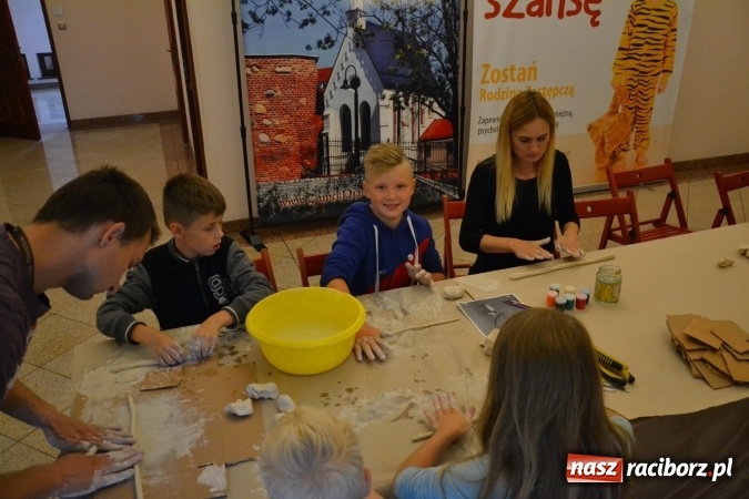 Zdjęcie w galerii na portalu naszraciborz.pl: Letnia Akcja Zamkowe Zuchy 2016 – wytwarzanie ozdób w glinie wiadomości z regionu