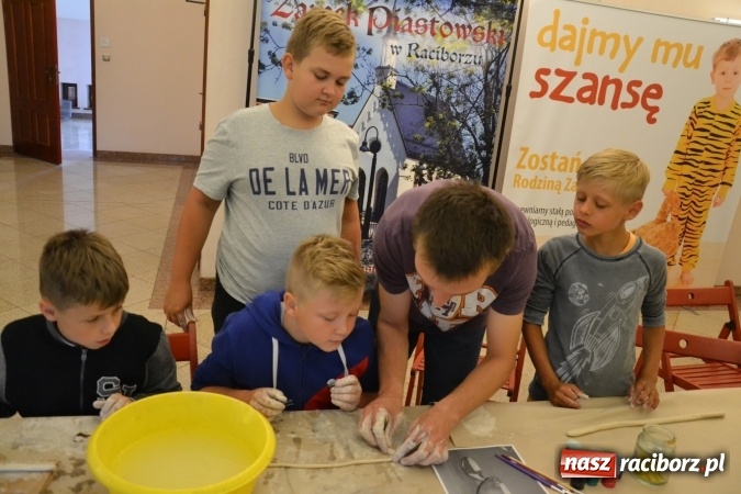 Zdjęcie w galerii na portalu naszraciborz.pl: Letnia Akcja Zamkowe Zuchy 2016 – wytwarzanie ozdób w glinie wiadomości z regionu