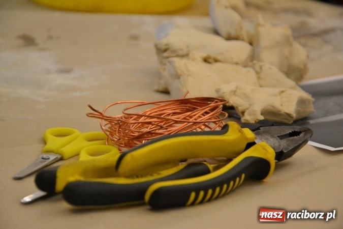 Zdjęcie w galerii na portalu naszraciborz.pl: Letnia Akcja Zamkowe Zuchy 2016 – wytwarzanie ozdób w glinie wiadomości z regionu