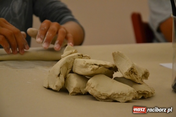 Zdjęcie w galerii na portalu naszraciborz.pl: Letnia Akcja Zamkowe Zuchy 2016 – wytwarzanie ozdób w glinie wiadomości z regionu