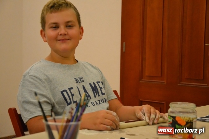 Zdjęcie w galerii na portalu naszraciborz.pl: Letnia Akcja Zamkowe Zuchy 2016 – wytwarzanie ozdób w glinie wiadomości z regionu