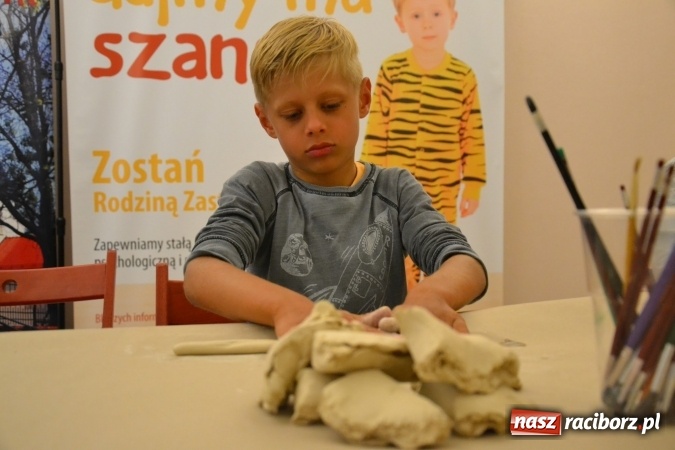 Zdjęcie w galerii na portalu naszraciborz.pl: Letnia Akcja Zamkowe Zuchy 2016 – wytwarzanie ozdób w glinie wiadomości z regionu