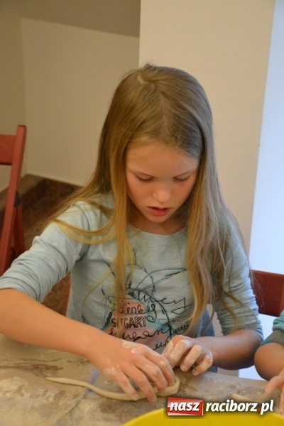 Zdjęcie w galerii na portalu naszraciborz.pl: Letnia Akcja Zamkowe Zuchy 2016 – wytwarzanie ozdób w glinie wiadomości z regionu