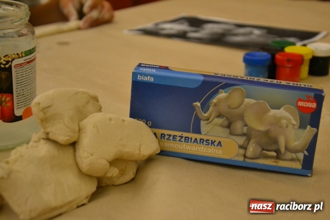 Zdjęcie w galerii na portalu naszraciborz.pl: Letnia Akcja Zamkowe Zuchy 2016 – wytwarzanie ozdób w glinie wiadomości z regionu