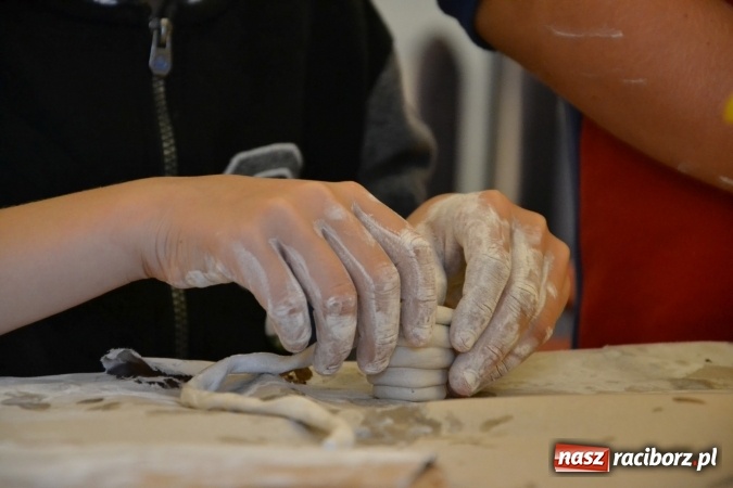 Zdjęcie w galerii na portalu naszraciborz.pl: Letnia Akcja Zamkowe Zuchy 2016 – wytwarzanie ozdób w glinie wiadomości z regionu