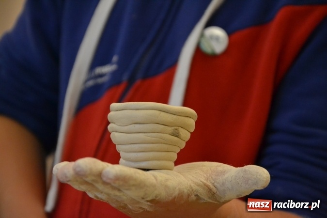 Zdjęcie w galerii na portalu naszraciborz.pl: Letnia Akcja Zamkowe Zuchy 2016 – wytwarzanie ozdób w glinie wiadomości z regionu