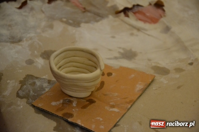 Zdjęcie w galerii na portalu naszraciborz.pl: Letnia Akcja Zamkowe Zuchy 2016 – wytwarzanie ozdób w glinie wiadomości z regionu