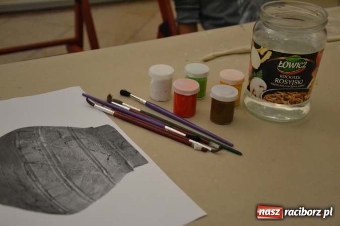 Zdjęcie w galerii na portalu naszraciborz.pl: Letnia Akcja Zamkowe Zuchy 2016 – wytwarzanie ozdób w glinie wiadomości z regionu