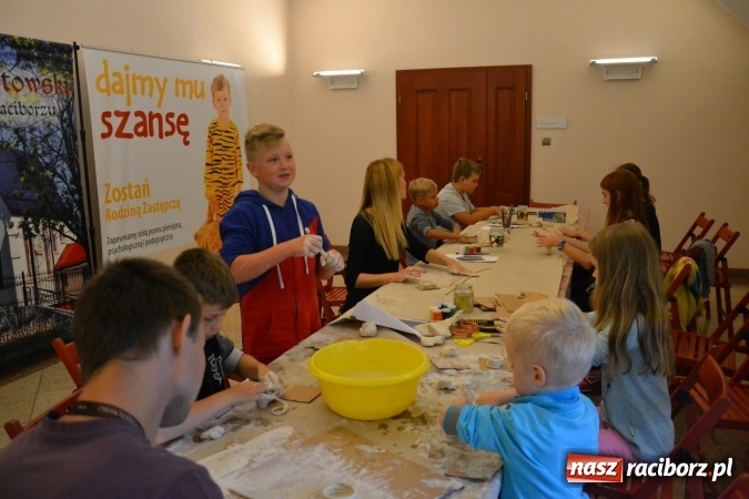 Zdjęcie w galerii na portalu naszraciborz.pl: Letnia Akcja Zamkowe Zuchy 2016 – wytwarzanie ozdób w glinie wiadomości z regionu