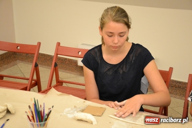 Zdjęcie w galerii na portalu naszraciborz.pl: Letnia Akcja Zamkowe Zuchy 2016 – wytwarzanie ozdób w glinie wiadomości z regionu