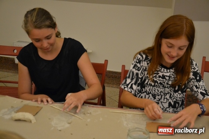 Zdjęcie w galerii na portalu naszraciborz.pl: Letnia Akcja Zamkowe Zuchy 2016 – wytwarzanie ozdób w glinie wiadomości z regionu