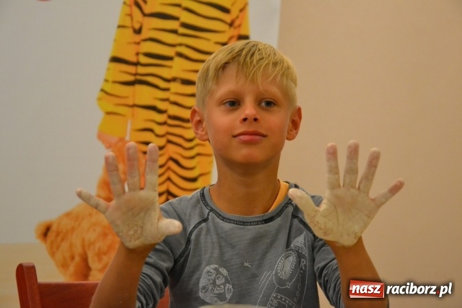 Zdjęcie w galerii na portalu naszraciborz.pl: Letnia Akcja Zamkowe Zuchy 2016 – wytwarzanie ozdób w glinie wiadomości z regionu