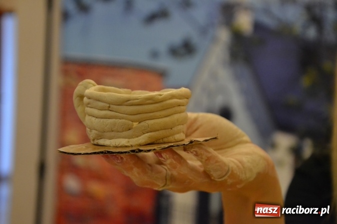 Zdjęcie w galerii na portalu naszraciborz.pl: Letnia Akcja Zamkowe Zuchy 2016 – wytwarzanie ozdób w glinie wiadomości z regionu