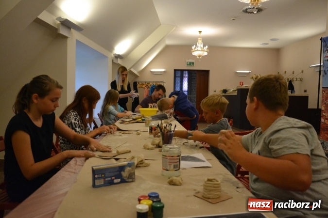 Zdjęcie w galerii na portalu naszraciborz.pl: Letnia Akcja Zamkowe Zuchy 2016 – wytwarzanie ozdób w glinie wiadomości z regionu