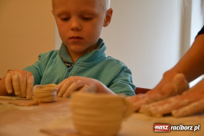 Zdjęcie w galerii na portalu naszraciborz.pl: Letnia Akcja Zamkowe Zuchy 2016 – wytwarzanie ozdób w glinie wiadomości z regionu