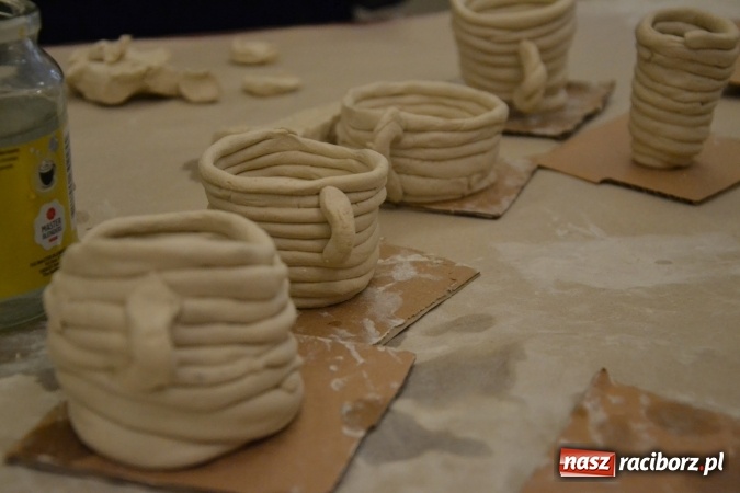 Zdjęcie w galerii na portalu naszraciborz.pl: Letnia Akcja Zamkowe Zuchy 2016 – wytwarzanie ozdób w glinie wiadomości z regionu