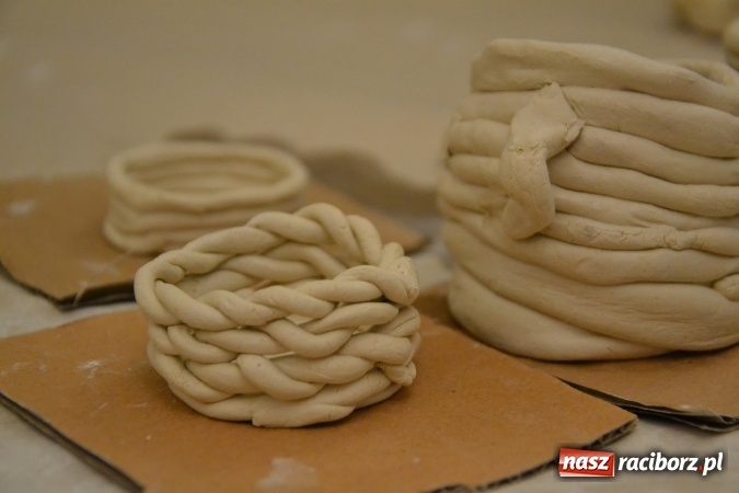 Zdjęcie w galerii na portalu naszraciborz.pl: Letnia Akcja Zamkowe Zuchy 2016 – wytwarzanie ozdób w glinie wiadomości z regionu