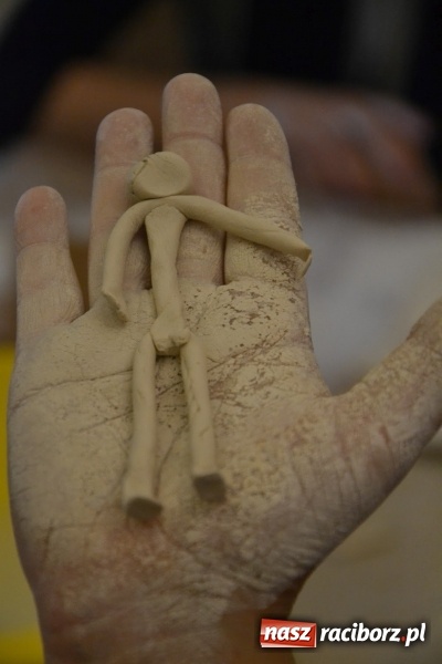 Zdjęcie w galerii na portalu naszraciborz.pl: Letnia Akcja Zamkowe Zuchy 2016 – wytwarzanie ozdób w glinie wiadomości z regionu