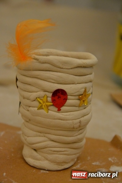 Zdjęcie w galerii na portalu naszraciborz.pl: Letnia Akcja Zamkowe Zuchy 2016 – wytwarzanie ozdób w glinie wiadomości z regionu