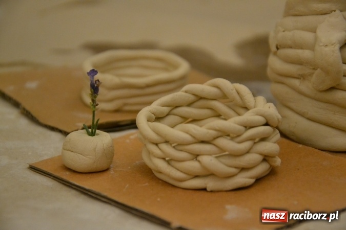 Zdjęcie w galerii na portalu naszraciborz.pl: Letnia Akcja Zamkowe Zuchy 2016 – wytwarzanie ozdób w glinie wiadomości z regionu