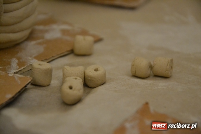 Zdjęcie w galerii na portalu naszraciborz.pl: Letnia Akcja Zamkowe Zuchy 2016 – wytwarzanie ozdób w glinie wiadomości z regionu