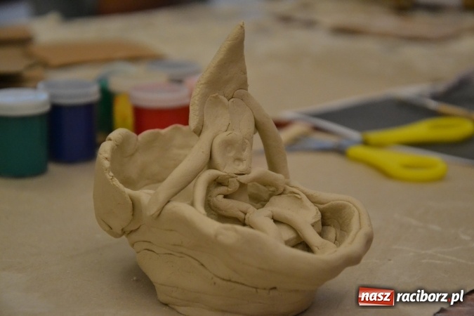 Zdjęcie w galerii na portalu naszraciborz.pl: Letnia Akcja Zamkowe Zuchy 2016 – wytwarzanie ozdób w glinie wiadomości z regionu