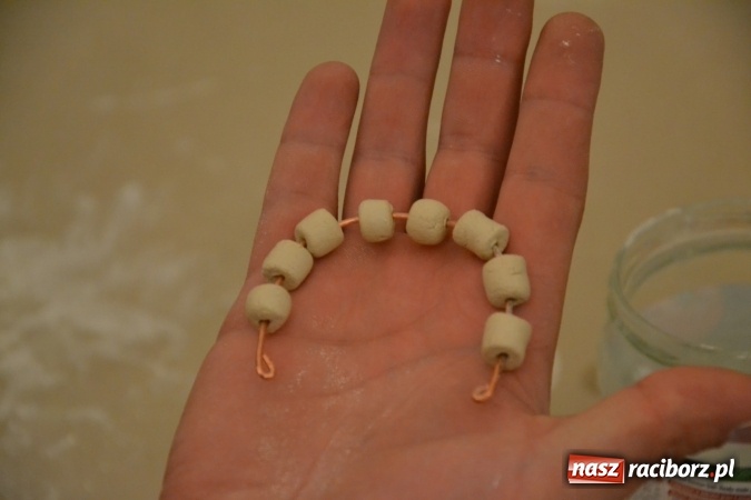 Zdjęcie w galerii na portalu naszraciborz.pl: Letnia Akcja Zamkowe Zuchy 2016 – wytwarzanie ozdób w glinie wiadomości z regionu