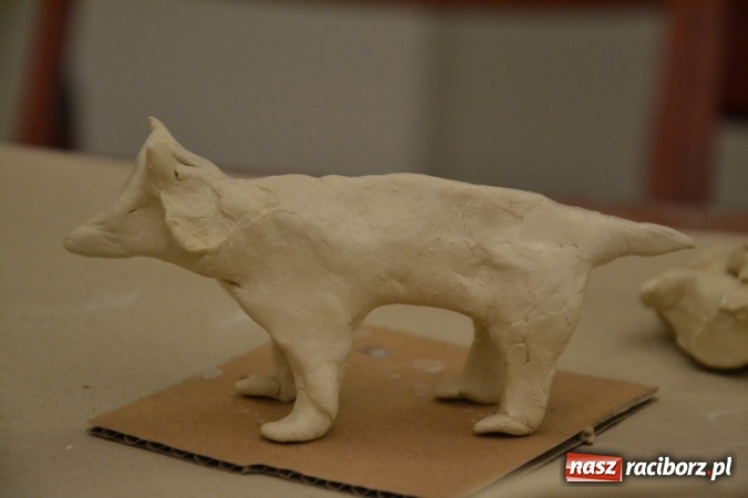 Zdjęcie w galerii na portalu naszraciborz.pl: Letnia Akcja Zamkowe Zuchy 2016 – wytwarzanie ozdób w glinie wiadomości z regionu