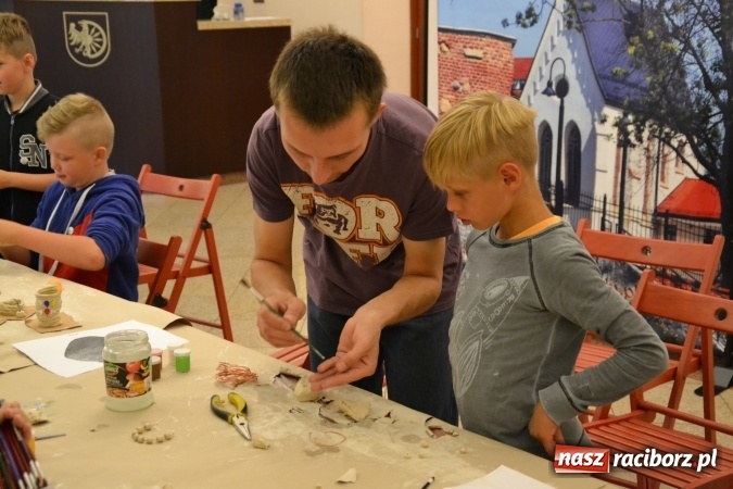 Zdjęcie w galerii na portalu naszraciborz.pl: Letnia Akcja Zamkowe Zuchy 2016 – wytwarzanie ozdób w glinie wiadomości z regionu
