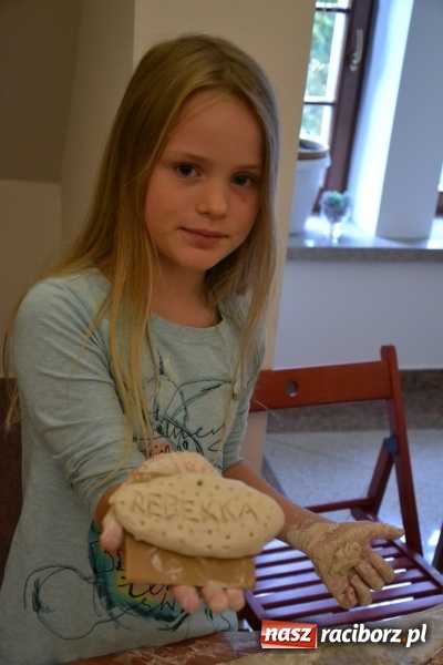 Zdjęcie w galerii na portalu naszraciborz.pl: Letnia Akcja Zamkowe Zuchy 2016 – wytwarzanie ozdób w glinie wiadomości z regionu