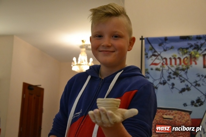 Zdjęcie w galerii na portalu naszraciborz.pl: Letnia Akcja Zamkowe Zuchy 2016 – wytwarzanie ozdób w glinie wiadomości z regionu