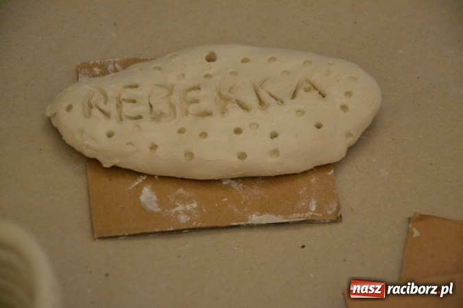 Zdjęcie w galerii na portalu naszraciborz.pl: Letnia Akcja Zamkowe Zuchy 2016 – wytwarzanie ozdób w glinie wiadomości z regionu