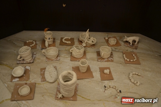 Zdjęcie w galerii na portalu naszraciborz.pl: Letnia Akcja Zamkowe Zuchy 2016 – wytwarzanie ozdób w glinie wiadomości z regionu