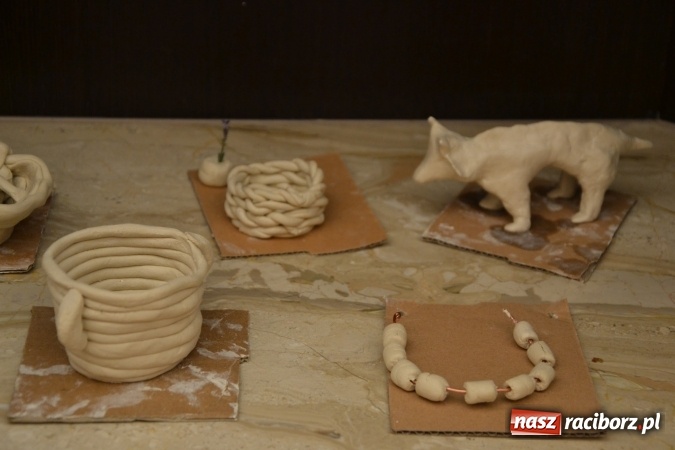 Zdjęcie w galerii na portalu naszraciborz.pl: Letnia Akcja Zamkowe Zuchy 2016 – wytwarzanie ozdób w glinie wiadomości z regionu