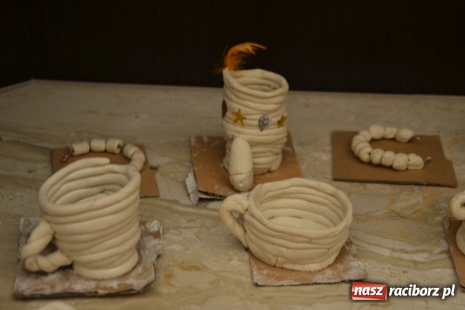 Zdjęcie w galerii na portalu naszraciborz.pl: Letnia Akcja Zamkowe Zuchy 2016 – wytwarzanie ozdób w glinie wiadomości z regionu