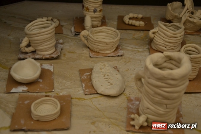 Zdjęcie w galerii na portalu naszraciborz.pl: Letnia Akcja Zamkowe Zuchy 2016 – wytwarzanie ozdób w glinie wiadomości z regionu