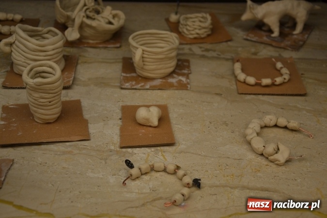 Zdjęcie w galerii na portalu naszraciborz.pl: Letnia Akcja Zamkowe Zuchy 2016 – wytwarzanie ozdób w glinie wiadomości z regionu