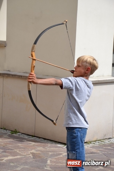 Zdjęcie w galerii na portalu naszraciborz.pl: Warsztatów historyczno-rekonstrukcyjnych ciąg dalszy, czyli Letnia Akcja Zamkowe Zuchy 2016  wiadomości z regionu