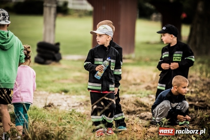 Zdjęcie w galerii na portalu naszraciborz.pl: Pokaz strażacki na rozpoczęcie obchod&oacute;w 90-lecia KS Pietraszyn wiadomości z regionu