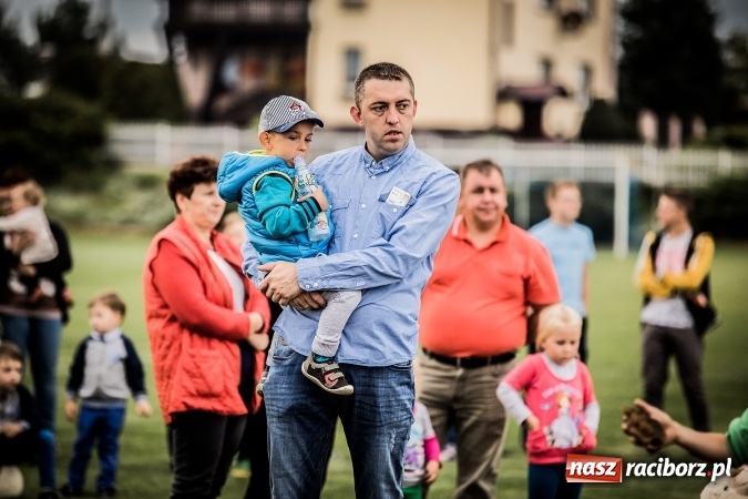 Zdjęcie w galerii na portalu naszraciborz.pl: Pokaz strażacki na rozpoczęcie obchod&oacute;w 90-lecia KS Pietraszyn wiadomości z regionu