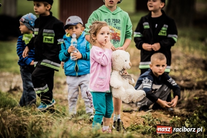 Zdjęcie w galerii na portalu naszraciborz.pl: Pokaz strażacki na rozpoczęcie obchod&oacute;w 90-lecia KS Pietraszyn wiadomości z regionu