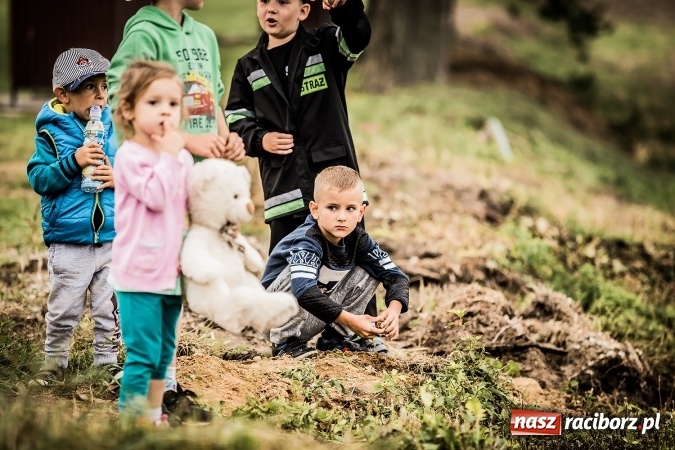 Zdjęcie w galerii na portalu naszraciborz.pl: Pokaz strażacki na rozpoczęcie obchod&oacute;w 90-lecia KS Pietraszyn wiadomości z regionu