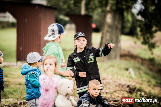 Zdjęcie w galerii na portalu naszraciborz.pl: Pokaz strażacki na rozpoczęcie obchod&oacute;w 90-lecia KS Pietraszyn wiadomości z regionu