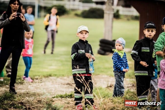 Zdjęcie w galerii na portalu naszraciborz.pl: Pokaz strażacki na rozpoczęcie obchod&oacute;w 90-lecia KS Pietraszyn wiadomości z regionu