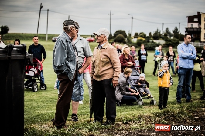 Zdjęcie w galerii na portalu naszraciborz.pl: Pokaz strażacki na rozpoczęcie obchod&oacute;w 90-lecia KS Pietraszyn wiadomości z regionu
