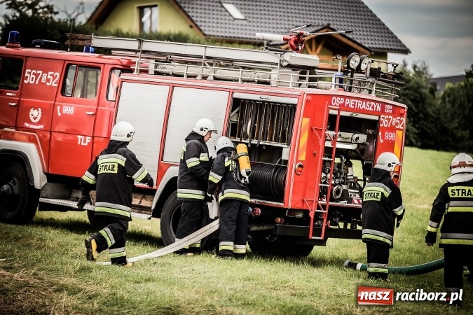 Zdjęcie w galerii na portalu naszraciborz.pl: Pokaz strażacki na rozpoczęcie obchod&oacute;w 90-lecia KS Pietraszyn wiadomości z regionu