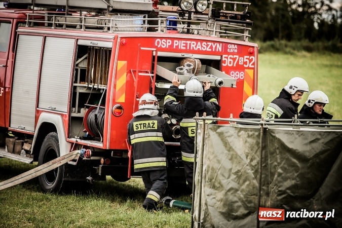 Zdjęcie w galerii na portalu naszraciborz.pl: Pokaz strażacki na rozpoczęcie obchod&oacute;w 90-lecia KS Pietraszyn wiadomości z regionu