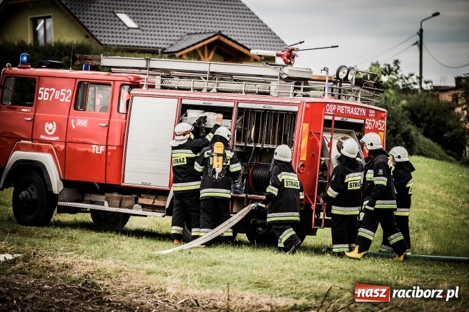 Zdjęcie w galerii na portalu naszraciborz.pl: Pokaz strażacki na rozpoczęcie obchod&oacute;w 90-lecia KS Pietraszyn wiadomości z regionu
