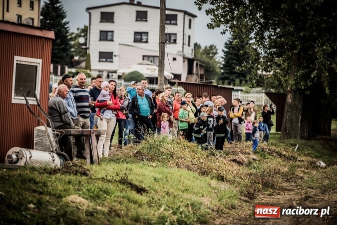 Zdjęcie w galerii na portalu naszraciborz.pl: Pokaz strażacki na rozpoczęcie obchod&oacute;w 90-lecia KS Pietraszyn wiadomości z regionu